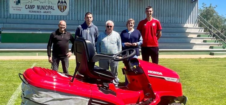 L’Ajuntament adquireix una màquina tallagespa per al camp de futbol municipal