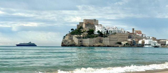 Llega a Peñíscola el buque World Traveller con 172 cruceristas