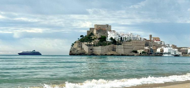 Llega a Peñíscola el buque World Traveller con 172 cruceristas