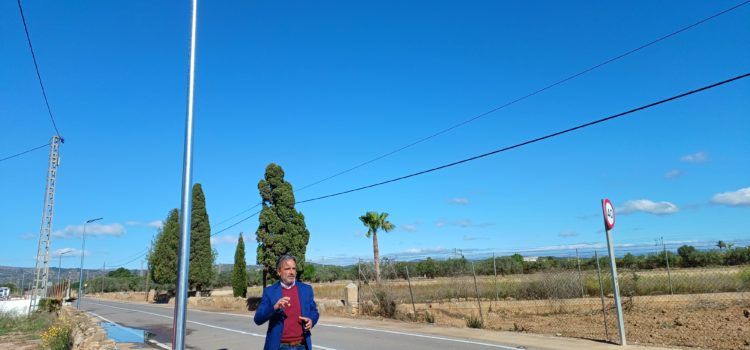 Benicarló instal·la faroles solars al camí de Sant Gregori per a millorar la visibilitat