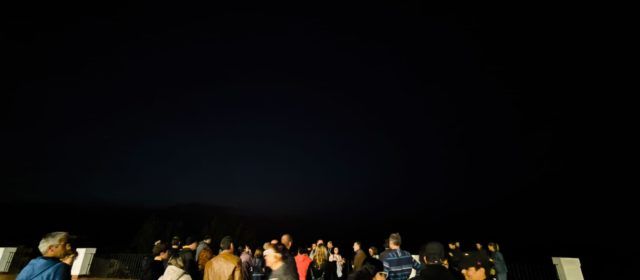 Més de 50 persones contemplen les estreles en l’obertura del punt de astroturisme de Benassal
