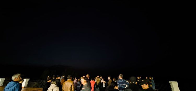 Més de 50 persones contemplen les estreles en l’obertura del punt de astroturisme de Benassal