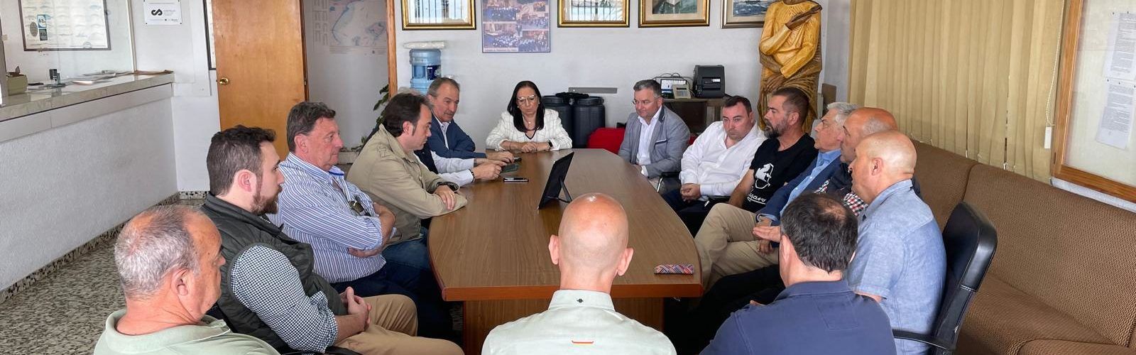 Aguirre muestra su apoyo a los pescadores castellonenses en Vinaròs ante representantes de las tres federaciones provinciales