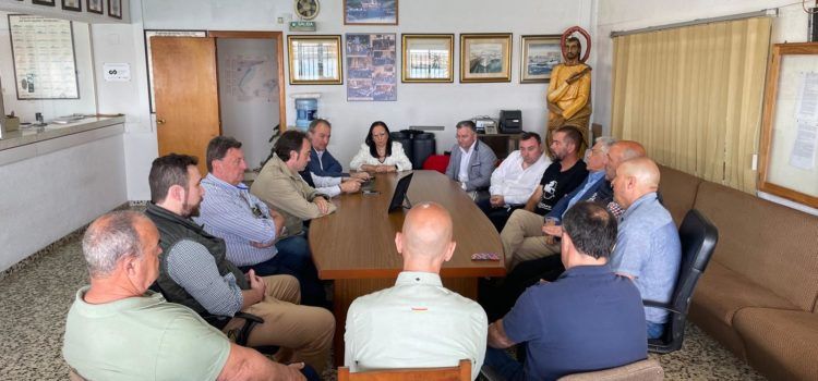 Aguirre muestra su apoyo a los pescadores castellonenses en Vinaròs ante representantes de las tres federaciones provinciales