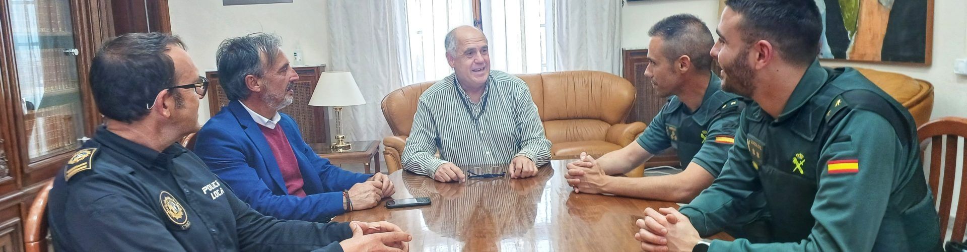 L’alcalde de Benicarló dona la benvinguda al nou capità de la Guàrdia Civil de la companyia de Vinaròs