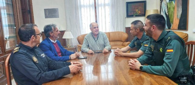 L’alcalde de Benicarló dona la benvinguda al nou capità de la Guàrdia Civil de la companyia de Vinaròs