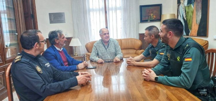 L’alcalde de Benicarló dona la benvinguda al nou capità de la Guàrdia Civil de la companyia de Vinaròs