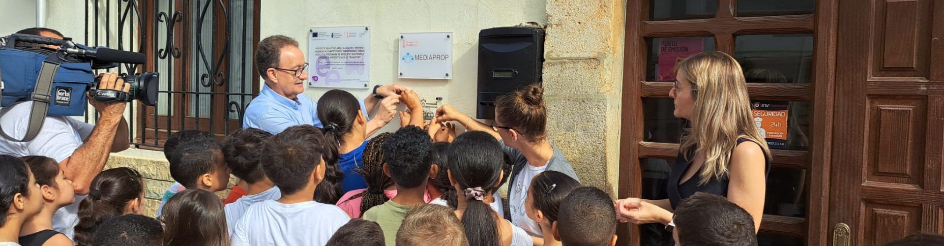 L’Ajuntament d’Alcalà-Alcossebre instal·la pictogrames als edificis públics per a afavorir la integració de les persones amb TEA