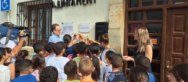 L’Ajuntament d’Alcalà-Alcossebre instal·la pictogrames als edificis públics per a afavorir la integració de les persones amb TEA