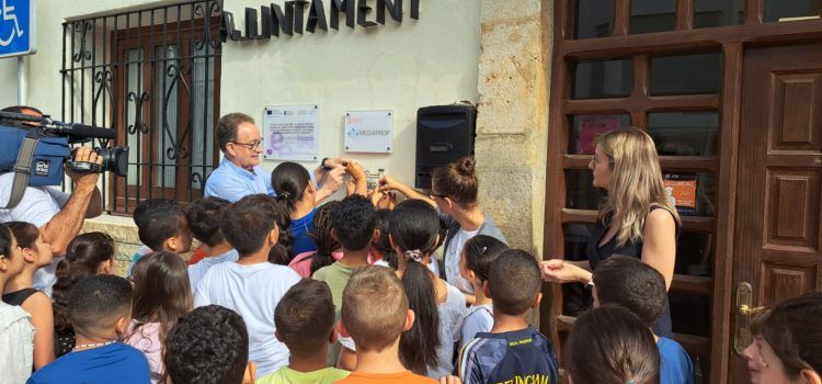 L’Ajuntament d’Alcalà-Alcossebre instal·la pictogrames als edificis públics per a afavorir la integració de les persones amb TEA