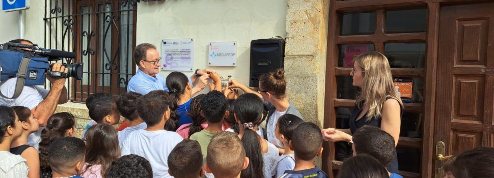 L’Ajuntament d’Alcalà-Alcossebre instal·la pictogrames als edificis públics per a afavorir la integració de les persones amb TEA