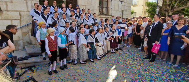 Començament de festes amb coet, traca i cercaviles