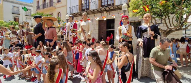 La XXXII trobada de nanos i gegants celebra els 80 anys dels més vells de Vinaròs