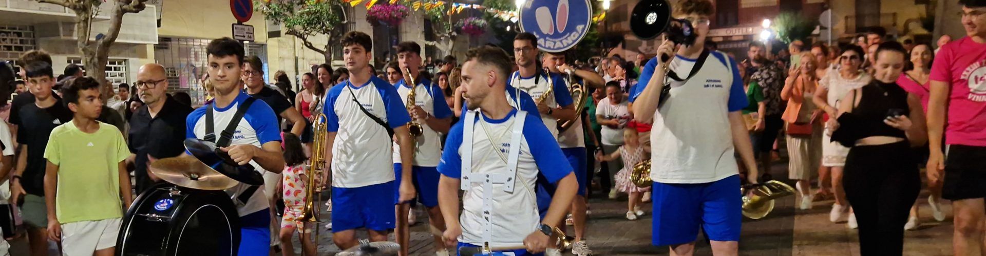 Després de la traca diària, la xaranga Bé i Avant
