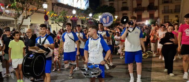 Després de la traca diària, la xaranga Bé i Avant