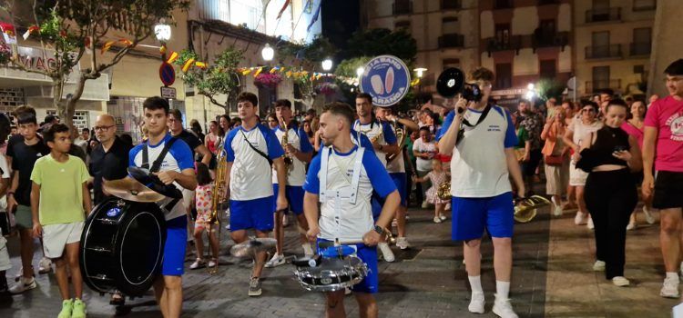 Després de la traca diària, la xaranga Bé i Avant