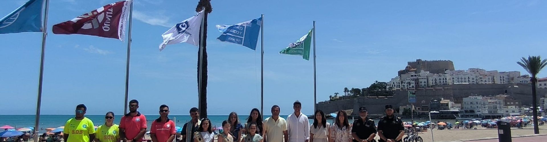 Peníscola hissa les banderes de qualitat a la seua platja