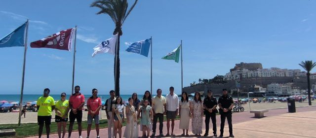 Peníscola hissa les banderes de qualitat a la seua platja