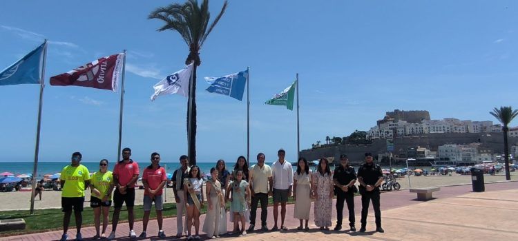 Peníscola hissa les banderes de qualitat a la seua platja