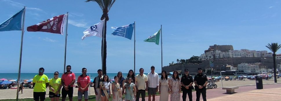 Peníscola hissa les banderes de qualitat a la seua platja