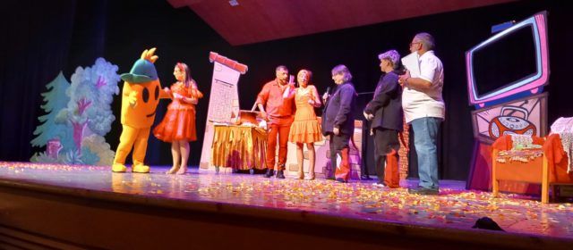 200 infants de la Sènia aprenen consells de seguretat per la revetlla de Sant Joan amb l’obra “A foc lent”