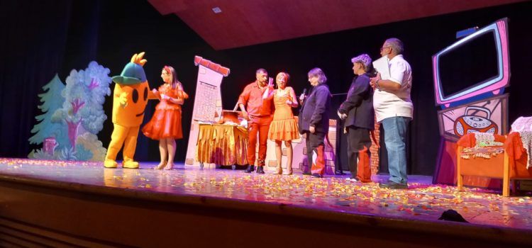 200 infants de la Sènia aprenen consells de seguretat per la revetlla de Sant Joan amb l’obra “A foc lent”