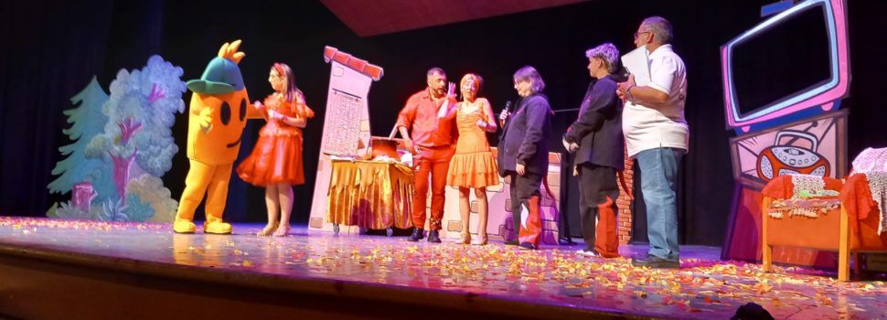 200 infants de la Sènia aprenen consells de seguretat per la revetlla de Sant Joan amb l’obra “A foc lent”