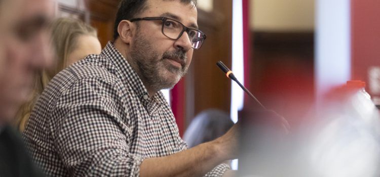 Compromís lamenta que Barrachina renuncie a reivindicar la figura de Carles Santos en front de la censura de Vox