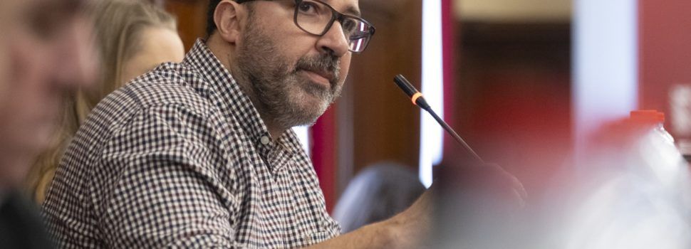 Compromís lamenta que Barrachina renuncie a reivindicar la figura de Carles Santos en front de la censura de Vox