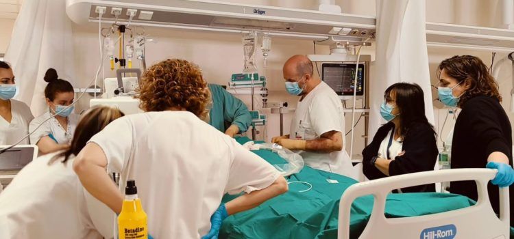La ràpida actuació salva la vida a una infermera de Vinaròs que entrà en parada cardíaca atenent una pacient