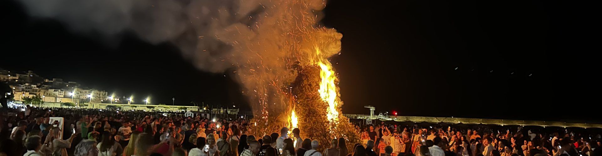 Peñíscola celebra la verbena de San Juan en la playa, con fuego y pólvora 