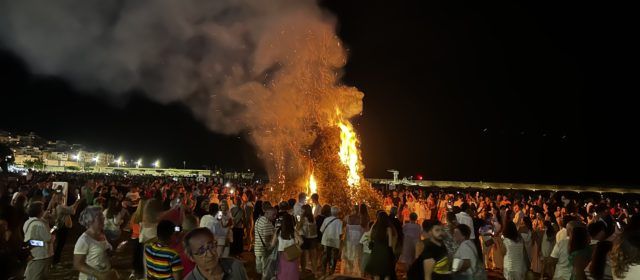 Peñíscola celebra la verbena de San Juan en la playa, con fuego y pólvora