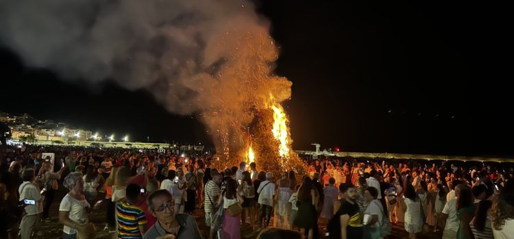 Peñíscola celebra la verbena de San Juan en la playa, con fuego y pólvora 