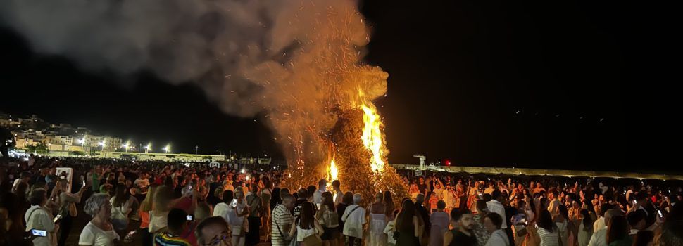 Peñíscola celebra la verbena de San Juan en la playa, con fuego y pólvora 