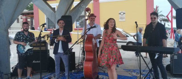 Música i ball amb Rock a Delic a l’àgora menuda del passeig