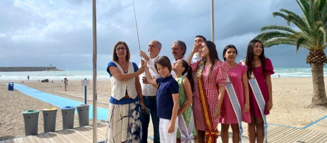 Les banderes blaves onegen un any més a les platges del Morrongo i la Caracola