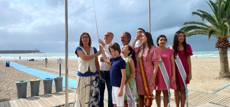 Les banderes blaves onegen un any més a les platges del Morrongo i la Caracola