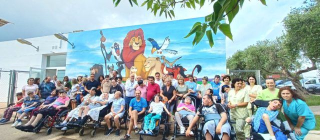 La Residència El Collet estrena nou espai exterior decorat amb un gran mural