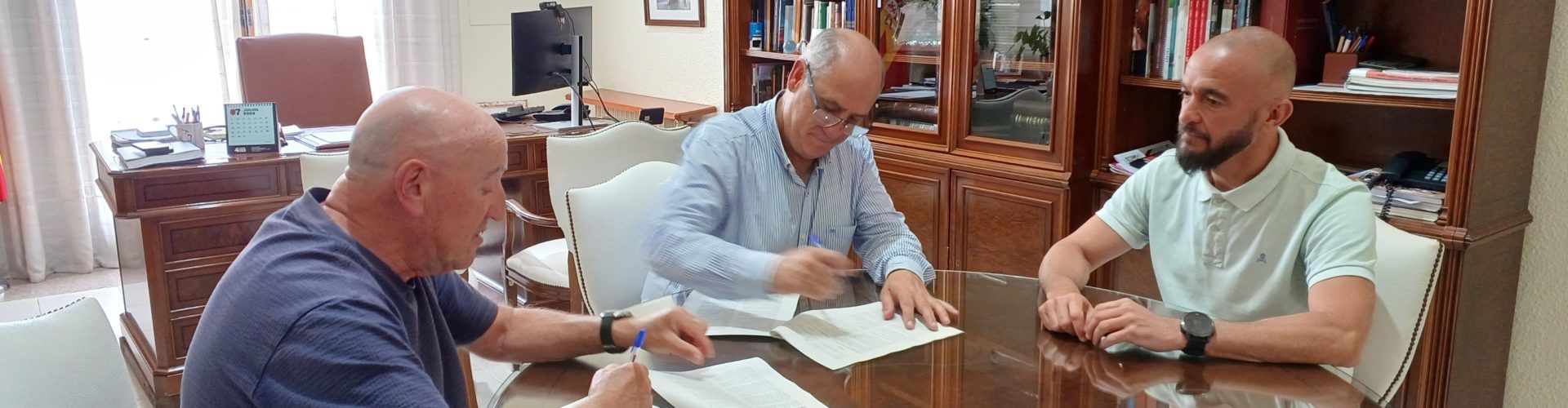 L’alcalde firma els convenis anuals amb Ateneu Maestrat i AFA Benicarló