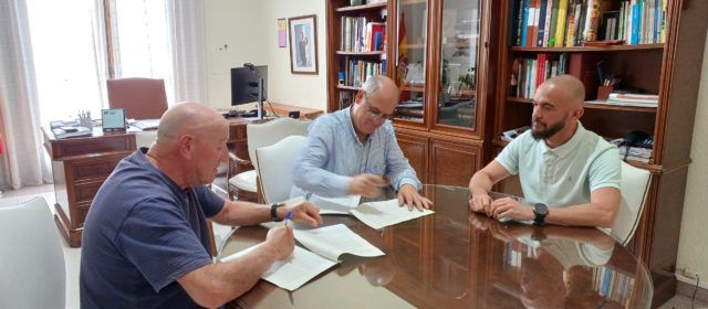L’alcalde firma els convenis anuals amb Ateneu Maestrat i AFA Benicarló