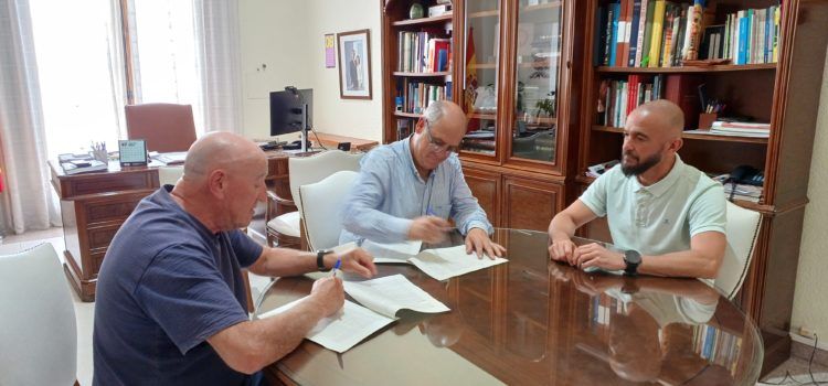 L’alcalde firma els convenis anuals amb Ateneu Maestrat i AFA Benicarló