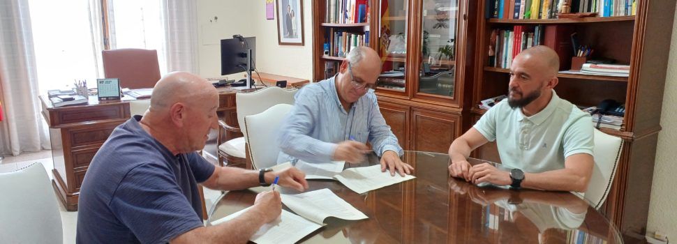L’alcalde firma els convenis anuals amb Ateneu Maestrat i AFA Benicarló