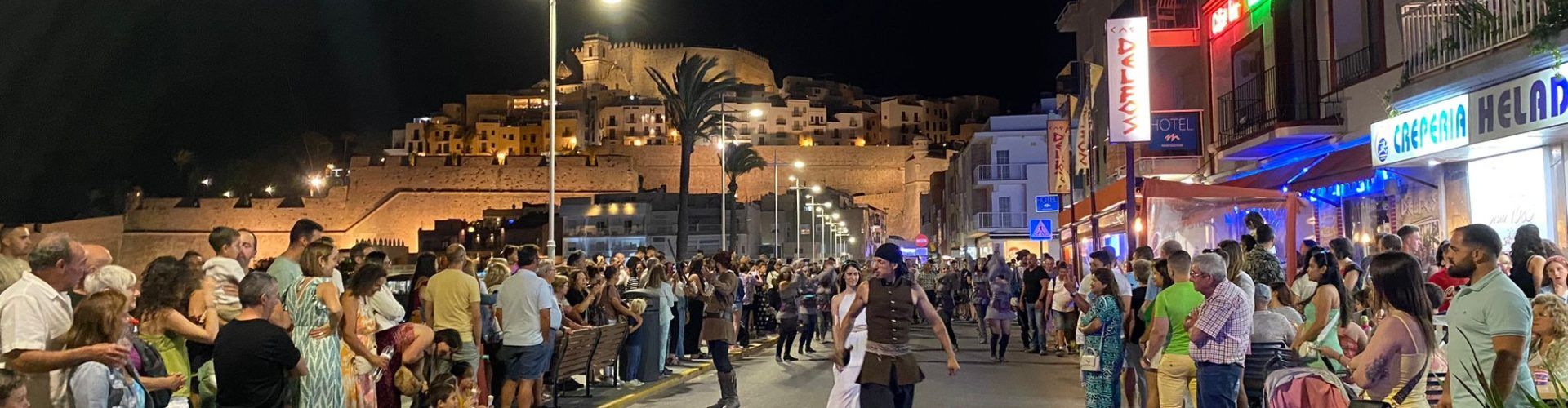Peñíscola da la bienvenida al verano con un Desembarco Pirata bajo la luz de la luna