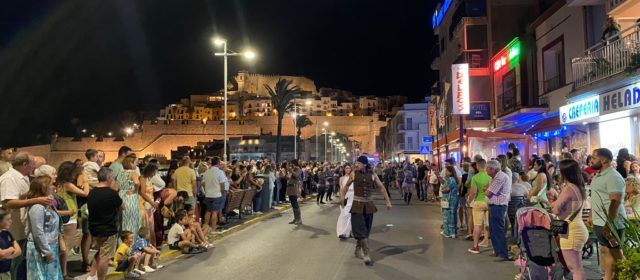 Peñíscola da la bienvenida al verano con un Desembarco Pirata bajo la luz de la luna