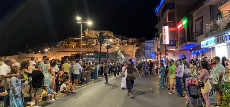 Peñíscola da la bienvenida al verano con un Desembarco Pirata bajo la luz de la luna