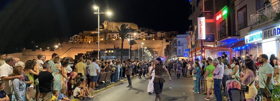 Peñíscola da la bienvenida al verano con un Desembarco Pirata bajo la luz de la luna