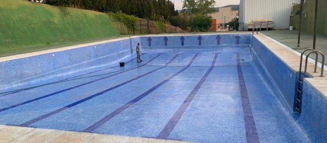 Santa Magdalena treballa en la posada a punt de les piscines municipals