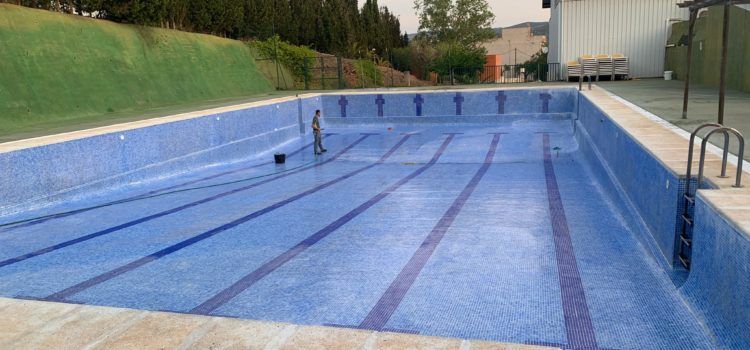 Santa Magdalena treballa en la posada a punt de les piscines municipals