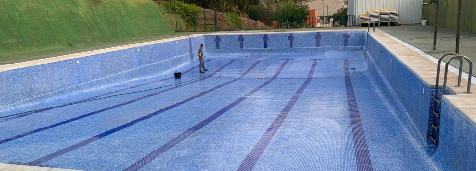 Santa Magdalena treballa en la posada a punt de les piscines municipals