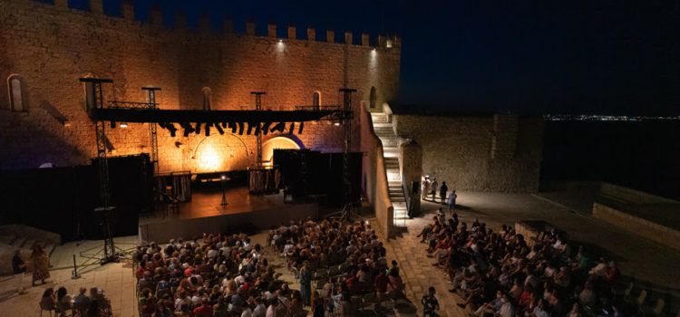 El actor Carlos Hipólito y dos Premios Nacionales de Teatro (Ana Zamora y Ricardo Iniesta) en el XXVII Festival de Teatro Clásico Castillo de Peñíscola